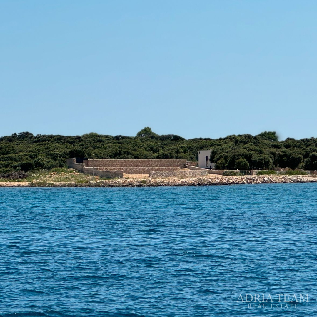 ZEMLJIŠTE u R-zoni, PRVI RED DO MORA - KOLAN, PAG