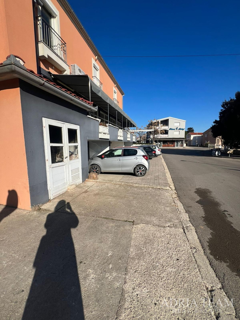 RENOVIRANA KUĆA S POSLOVNIM PROSTOROM (RESTORAN I PEKARA) - NIN