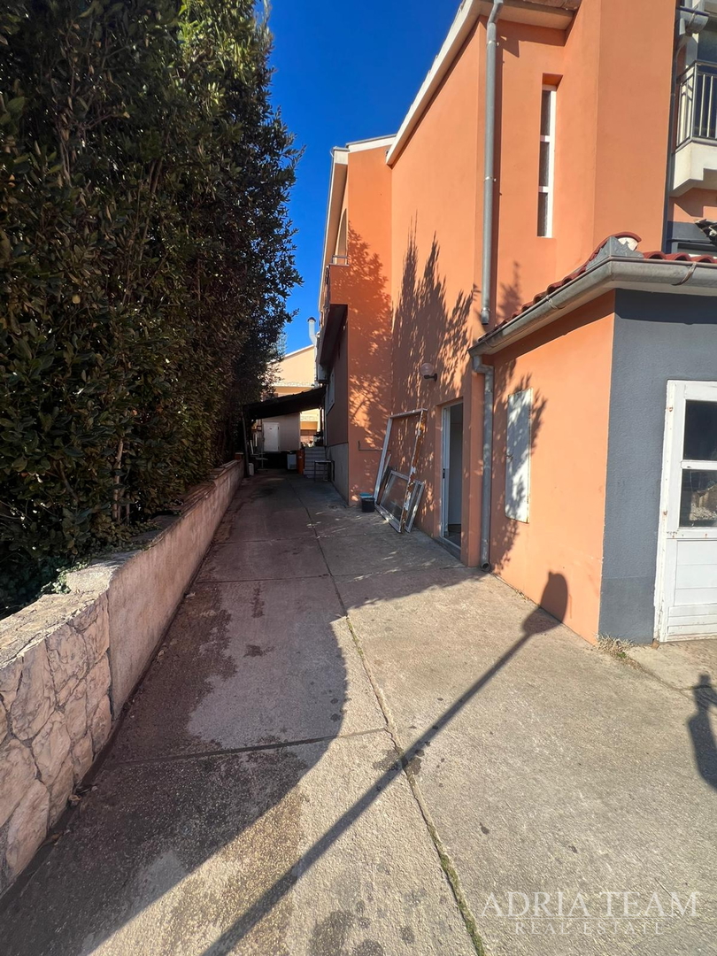 RENOVIRANA KUĆA S POSLOVNIM PROSTOROM (RESTORAN I PEKARA) - NIN