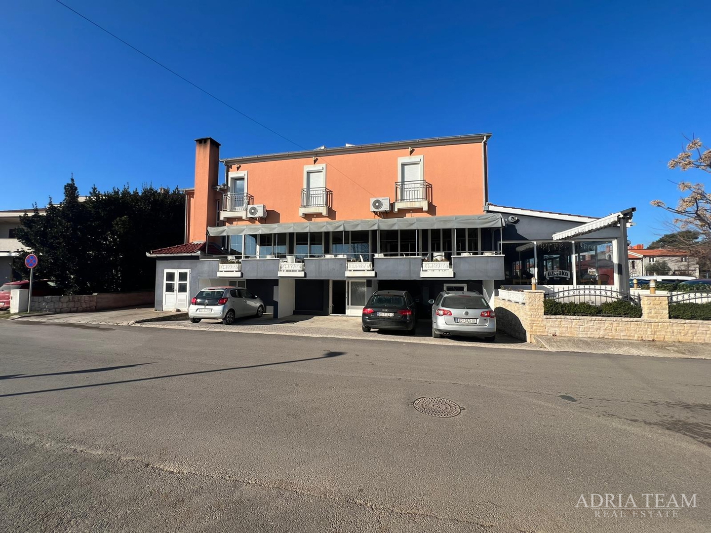 RENOVIRANA KUĆA S POSLOVNIM PROSTOROM (RESTORAN I PEKARA) - NIN