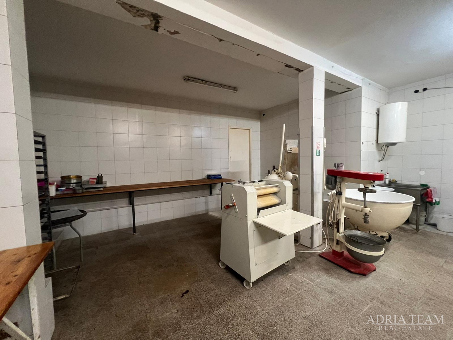 RENOVIRANA KUĆA S POSLOVNIM PROSTOROM (RESTORAN I PEKARA) - NIN