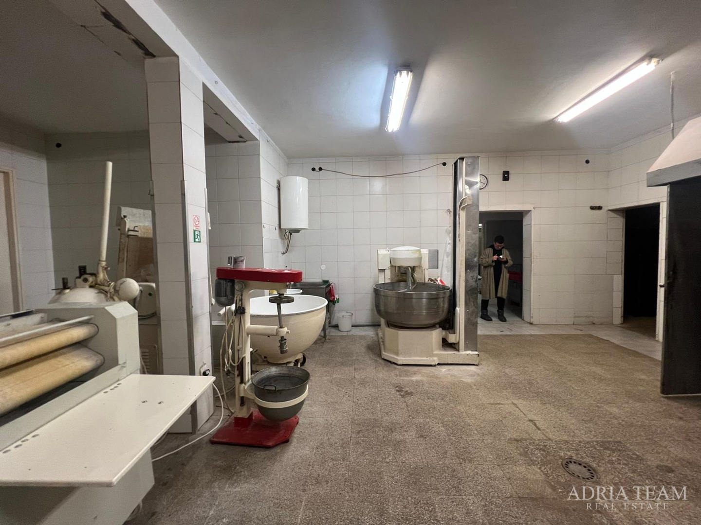 RENOVIRANA KUĆA S POSLOVNIM PROSTOROM (RESTORAN I PEKARA) - NIN