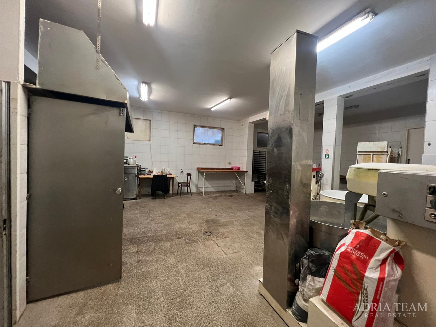 RENOVIRANA KUĆA S POSLOVNIM PROSTOROM (RESTORAN I PEKARA) - NIN