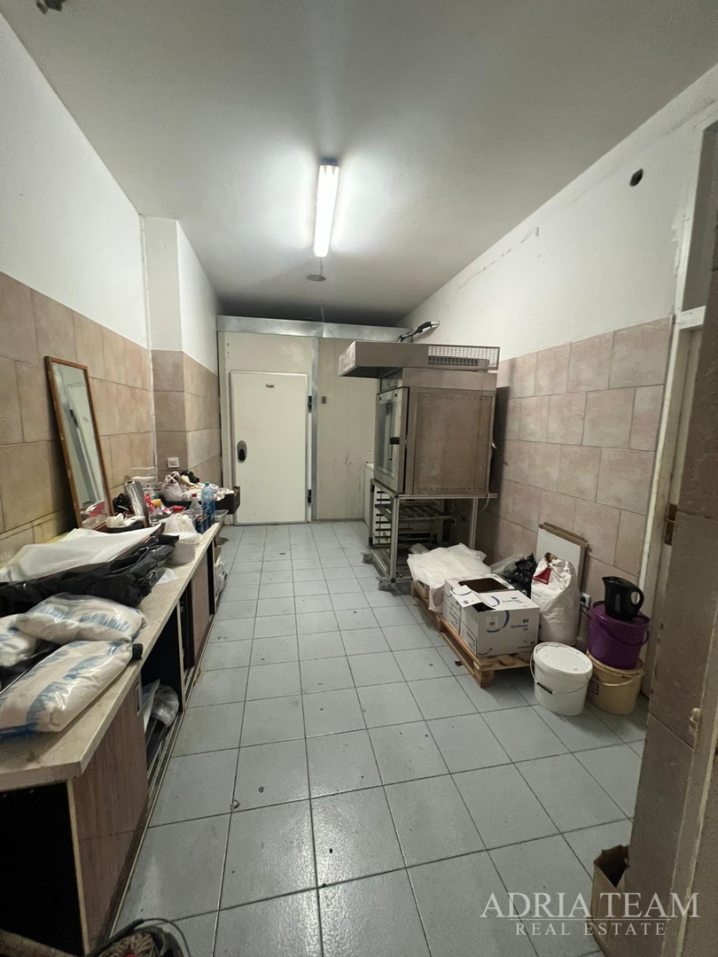 RENOVIRANA KUĆA S POSLOVNIM PROSTOROM (RESTORAN I PEKARA) - NIN