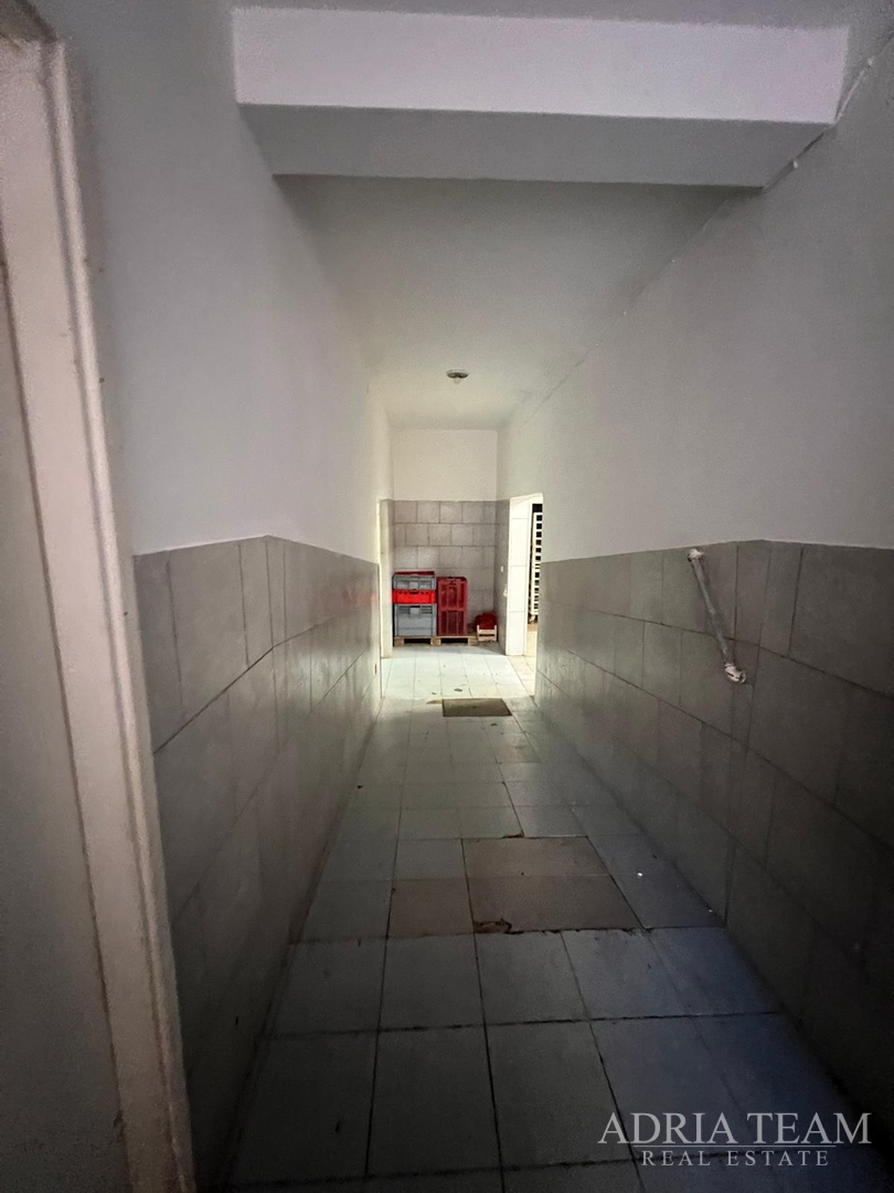 RENOVIRANA KUĆA S POSLOVNIM PROSTOROM (RESTORAN I PEKARA) - NIN