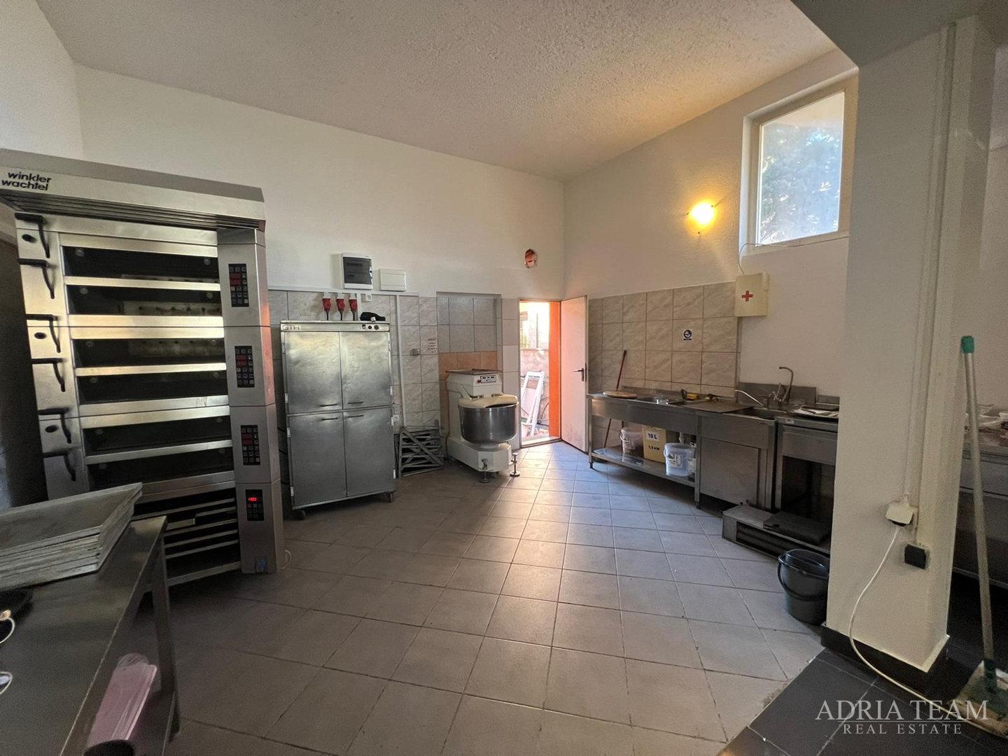 RENOVIRANA KUĆA S POSLOVNIM PROSTOROM (RESTORAN I PEKARA) - NIN