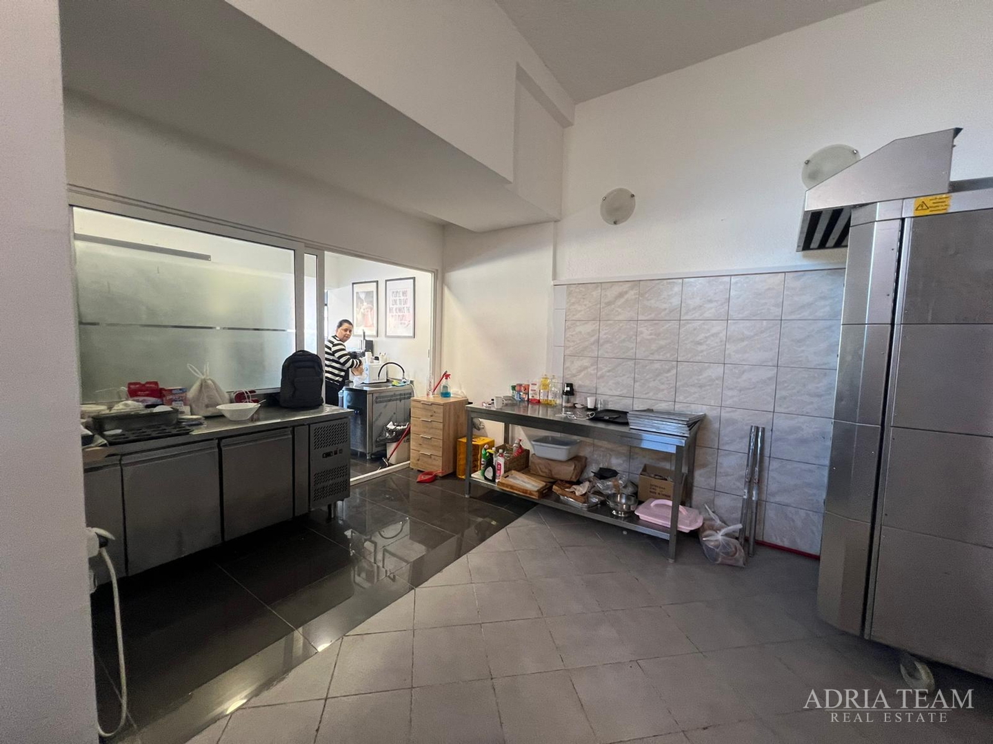 RENOVIRANA KUĆA S POSLOVNIM PROSTOROM (RESTORAN I PEKARA) - NIN