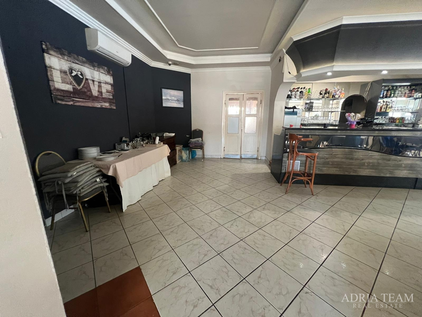 RENOVIRANA KUĆA S POSLOVNIM PROSTOROM (RESTORAN I PEKARA) - NIN