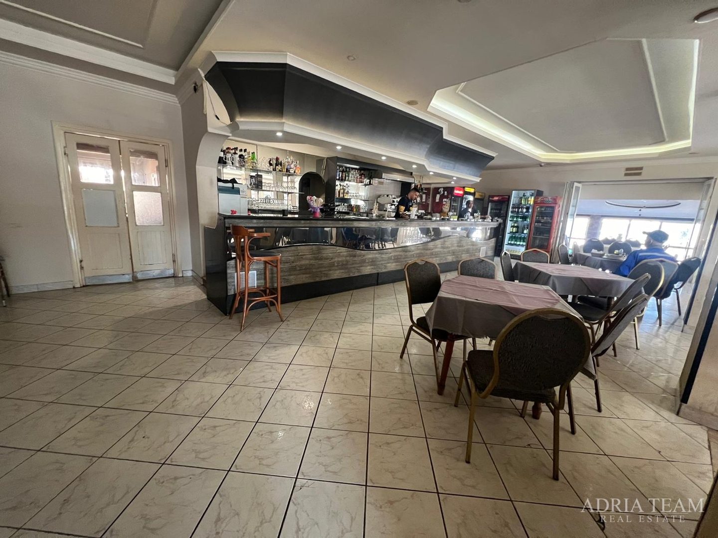 RENOVIRANA KUĆA S POSLOVNIM PROSTOROM (RESTORAN I PEKARA) - NIN