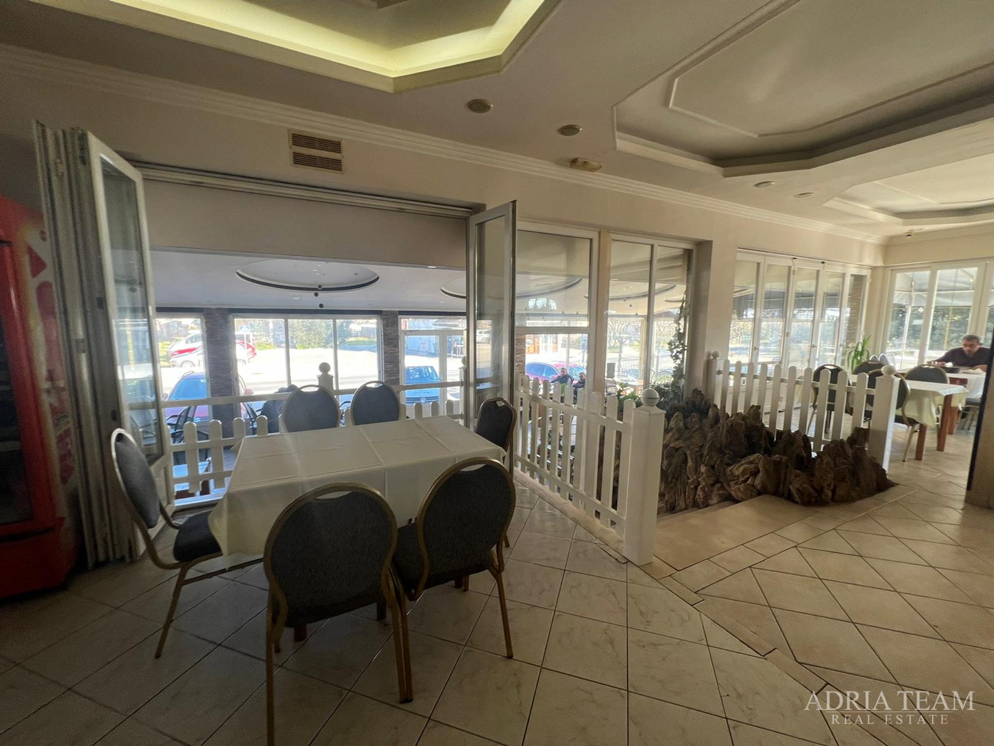 RENOVIRANA KUĆA S POSLOVNIM PROSTOROM (RESTORAN I PEKARA) - NIN