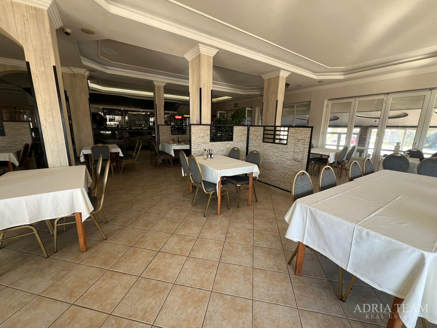 RENOVIRANA KUĆA S POSLOVNIM PROSTOROM (RESTORAN I PEKARA) - NIN