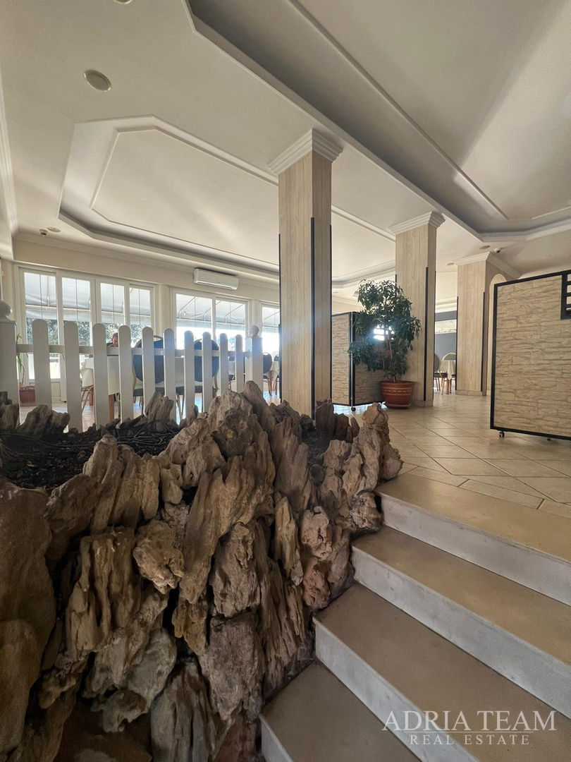 RENOVIRANA KUĆA S POSLOVNIM PROSTOROM (RESTORAN I PEKARA) - NIN