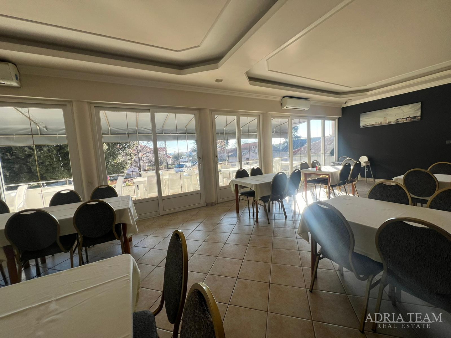 RENOVIRANA KUĆA S POSLOVNIM PROSTOROM (RESTORAN I PEKARA) - NIN