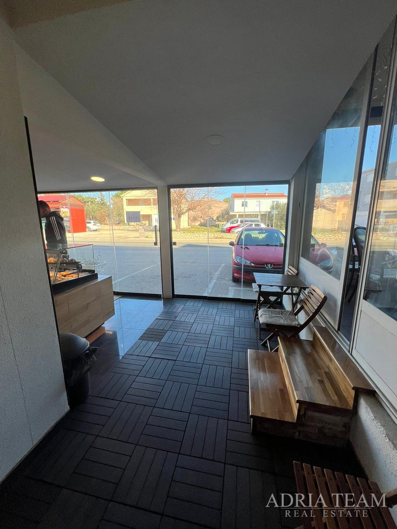 RENOVIRANA KUĆA S POSLOVNIM PROSTOROM (RESTORAN I PEKARA) - NIN