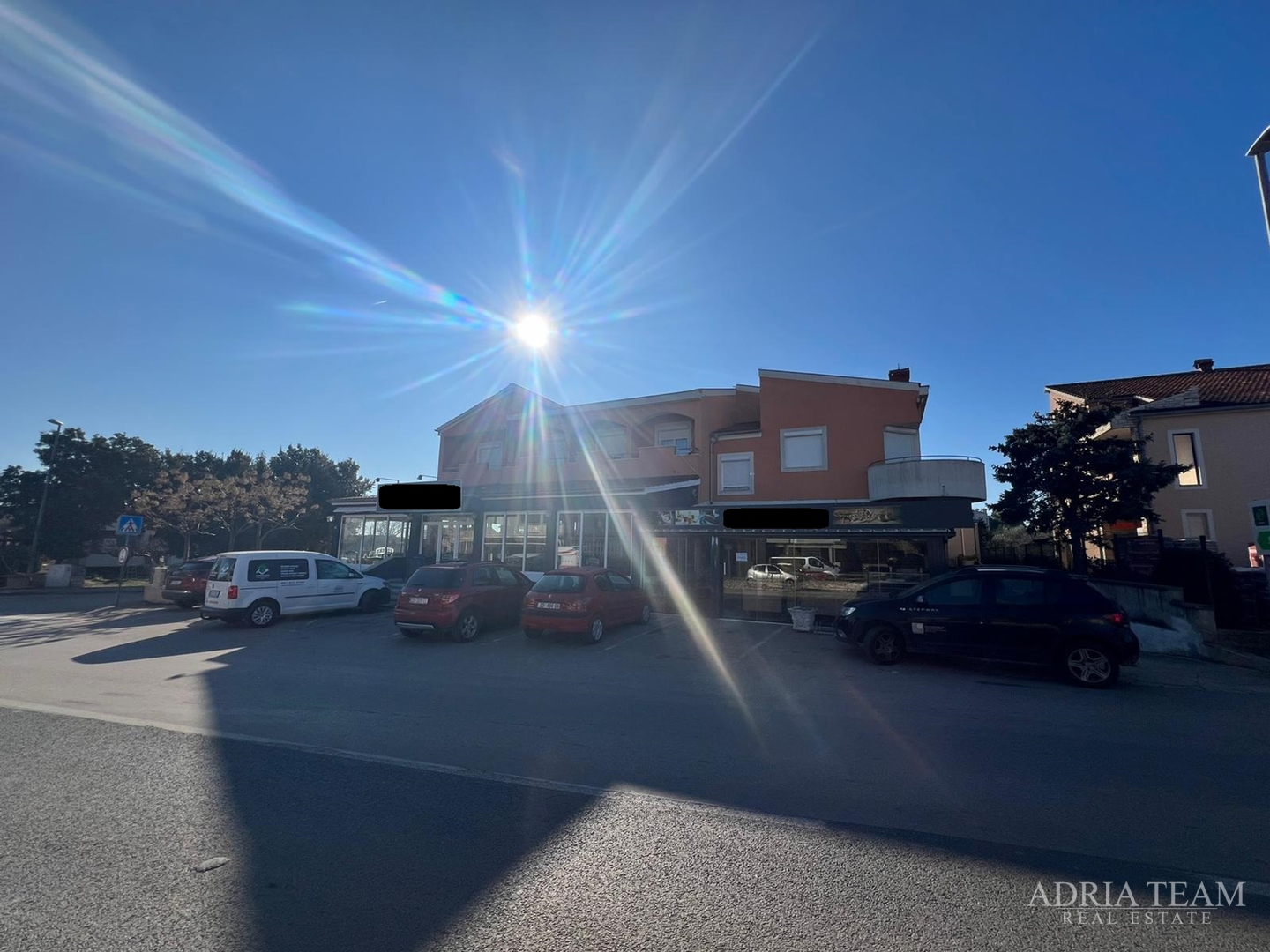 RENOVIRANA KUĆA S POSLOVNIM PROSTOROM (RESTORAN I PEKARA) - NIN