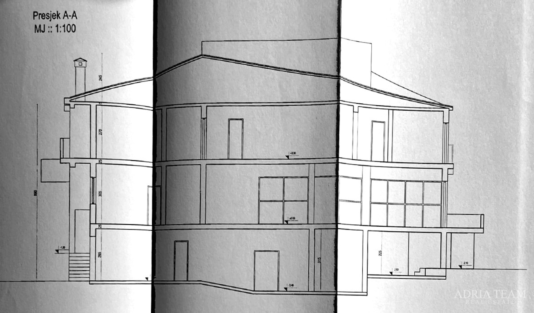 RENOVIRANA KUĆA S POSLOVNIM PROSTOROM (RESTORAN I PEKARA) - NIN