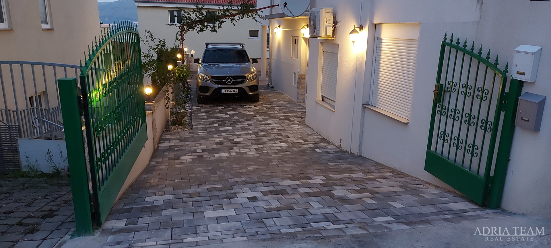 DVA SPOJENA APARTMANA S POGLEDOM NA MORE - OKRUG GORNJI, ČIOVO