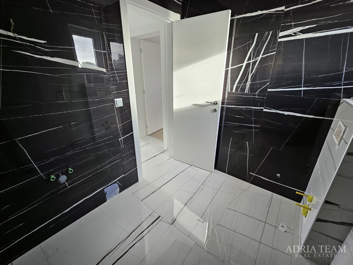 APARTMAN S OTVORENIM POGLEDOM NA MORE, 80 M OD MORA, VIR - JUŽNA STRANA