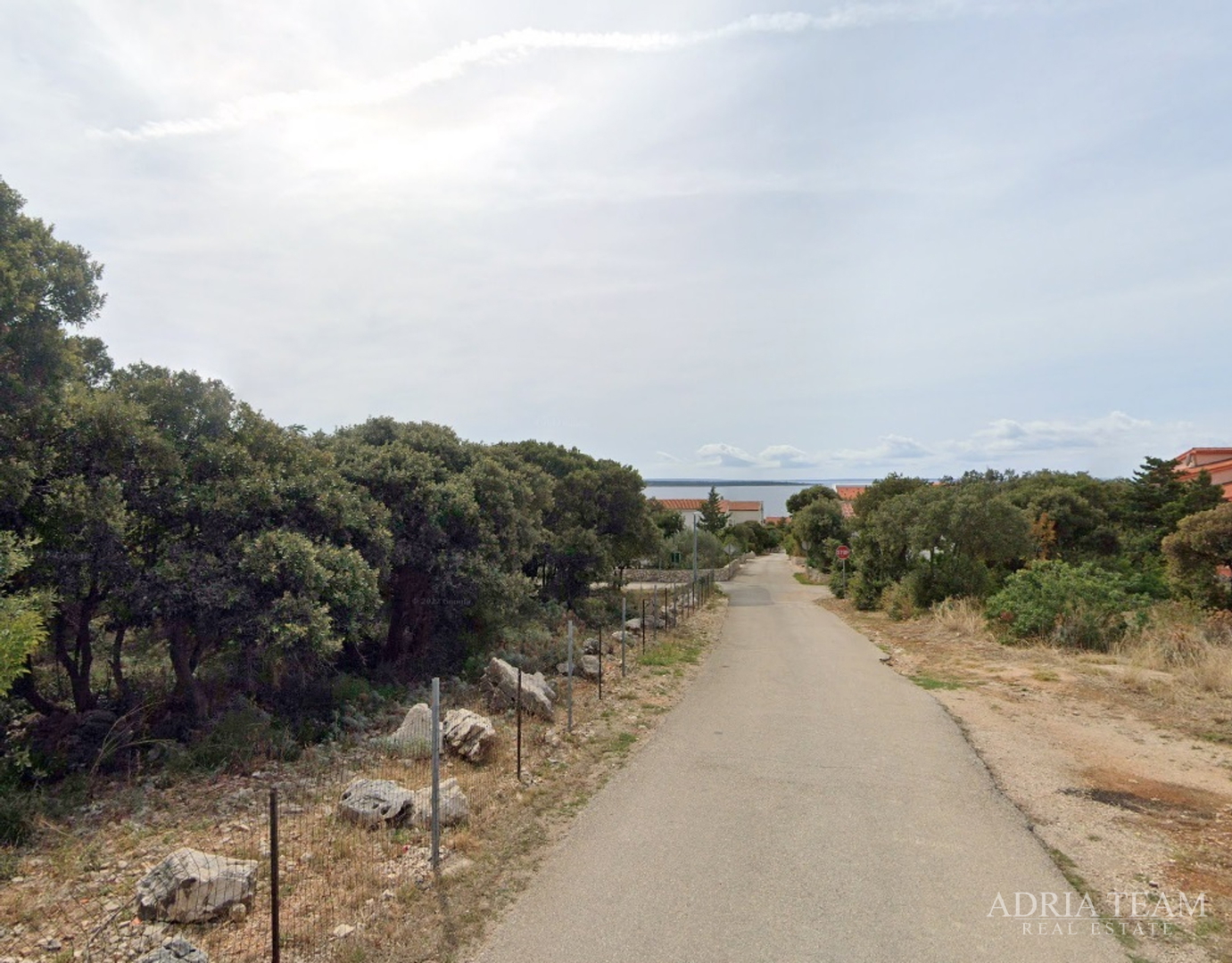 GRAĐEVINSKO ZEMLJIŠTE S POGLEDOM NA MORE, 400 M OD MORA, MANDRE - PAG