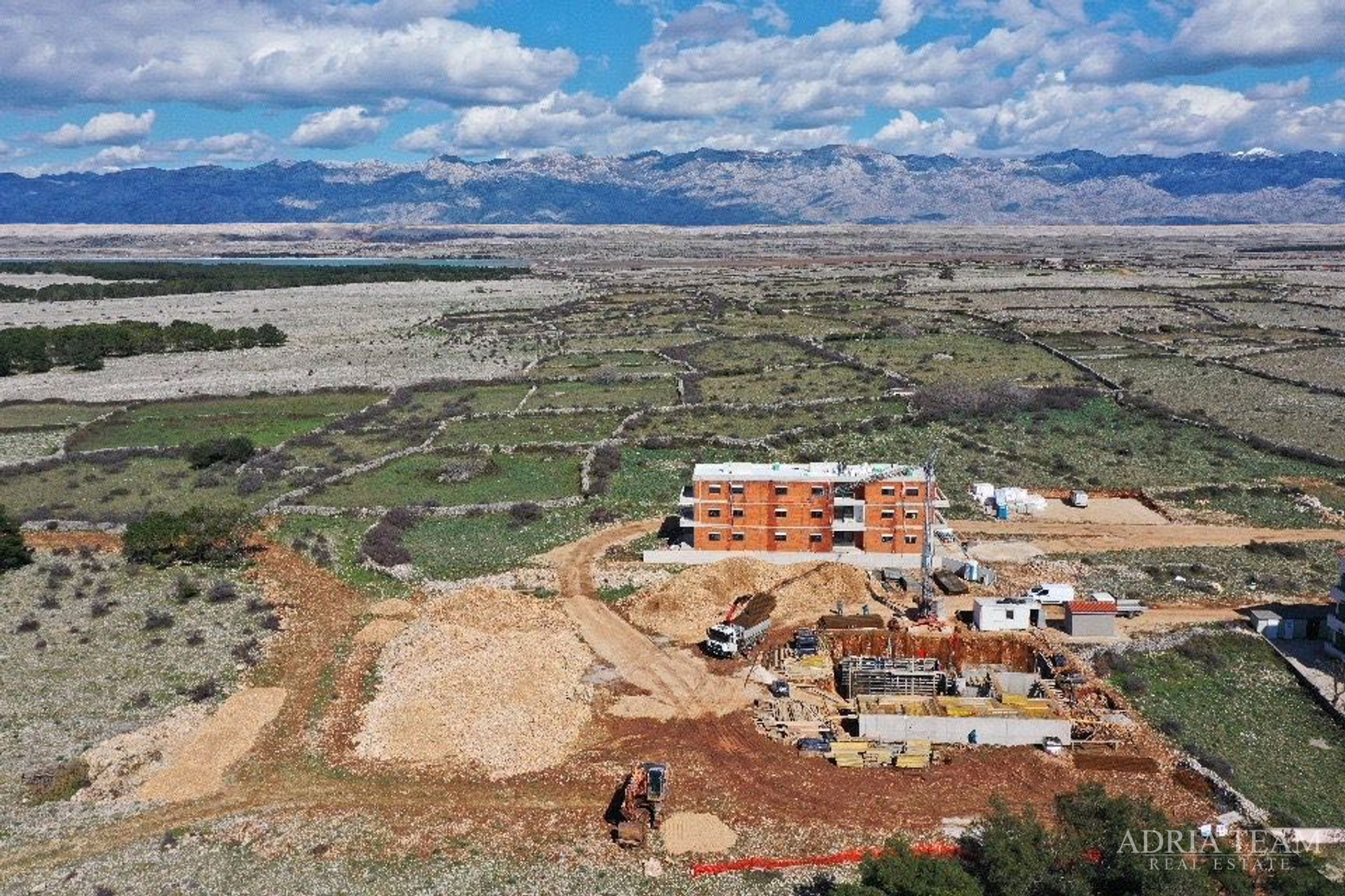 APARTMENTS IN A RESIDENTIAL BUILDING IN NEW CONSTRUCTION, 270 m FROM THE SEA - POVLJANA, PAG