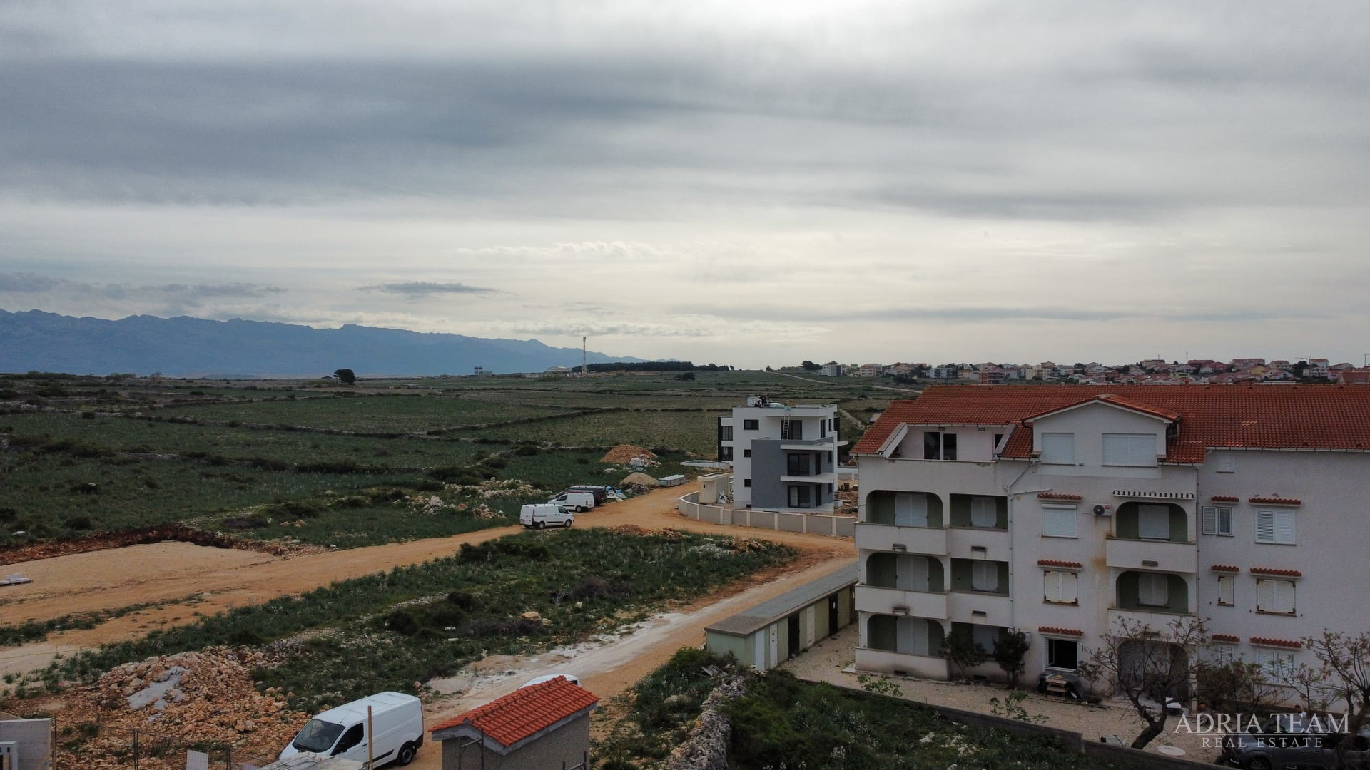 APARTMENTS IN A RESIDENTIAL BUILDING IN NEW CONSTRUCTION, 270 m FROM THE SEA - POVLJANA, PAG