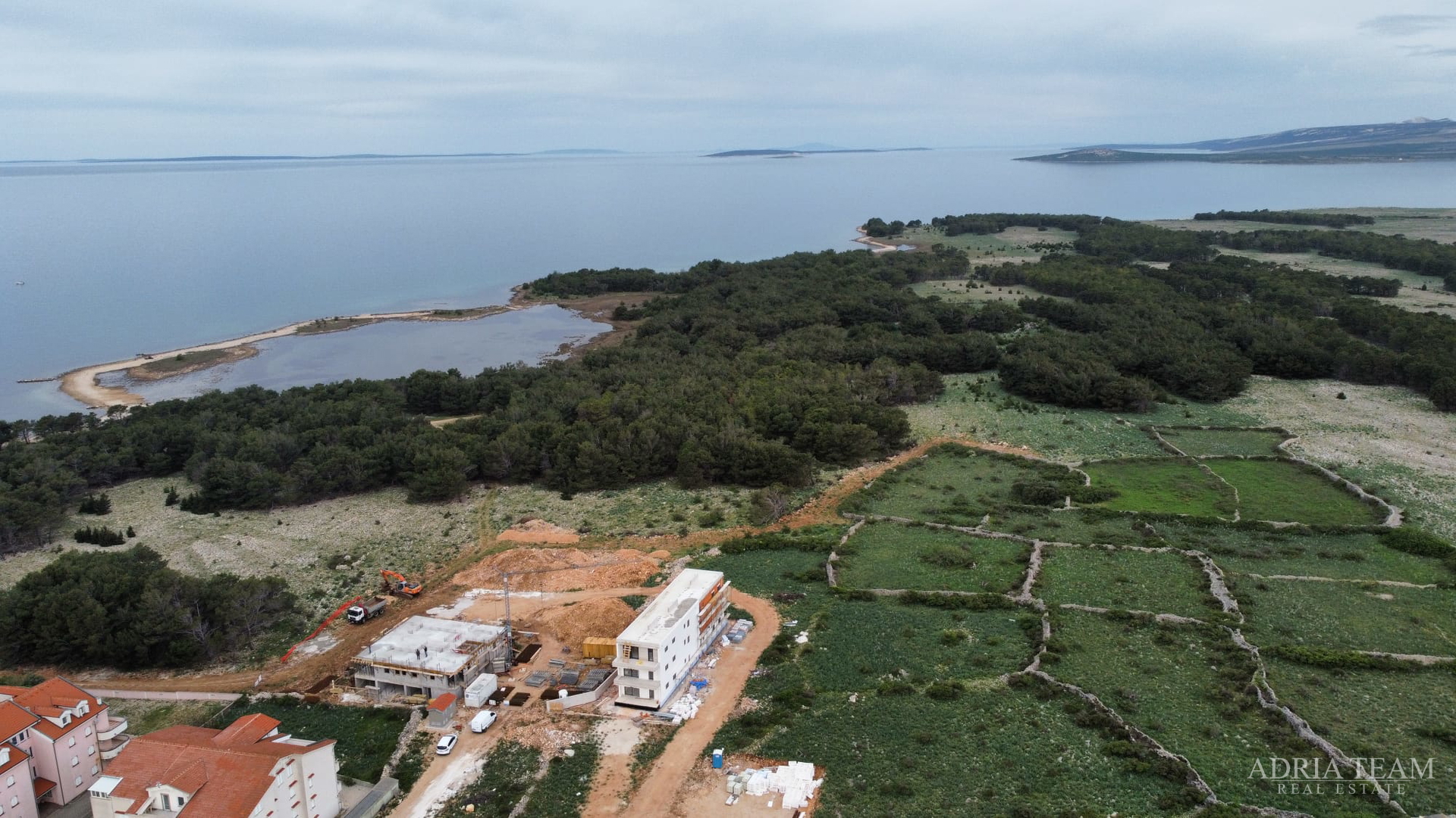 APARTMENTS IN A RESIDENTIAL BUILDING IN NEW CONSTRUCTION, 270 m FROM THE SEA - POVLJANA, PAG