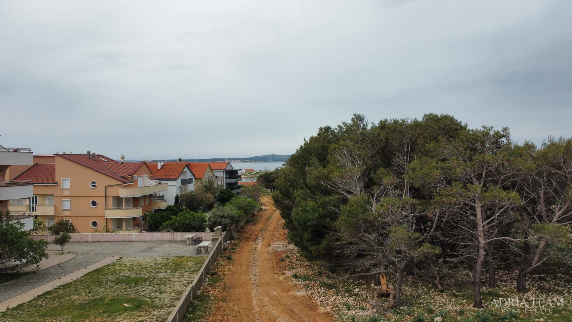 APARTMENTS IN A RESIDENTIAL BUILDING IN NEW CONSTRUCTION, 270 m FROM THE SEA - POVLJANA, PAG