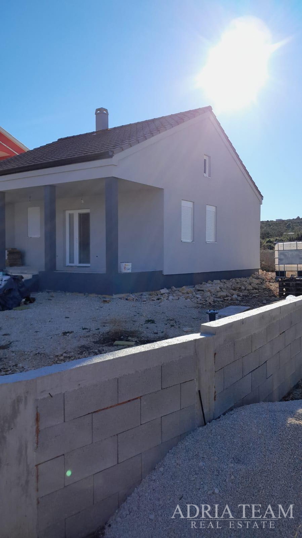 KUĆA U NOVOGRADNJI - RAŽANAC