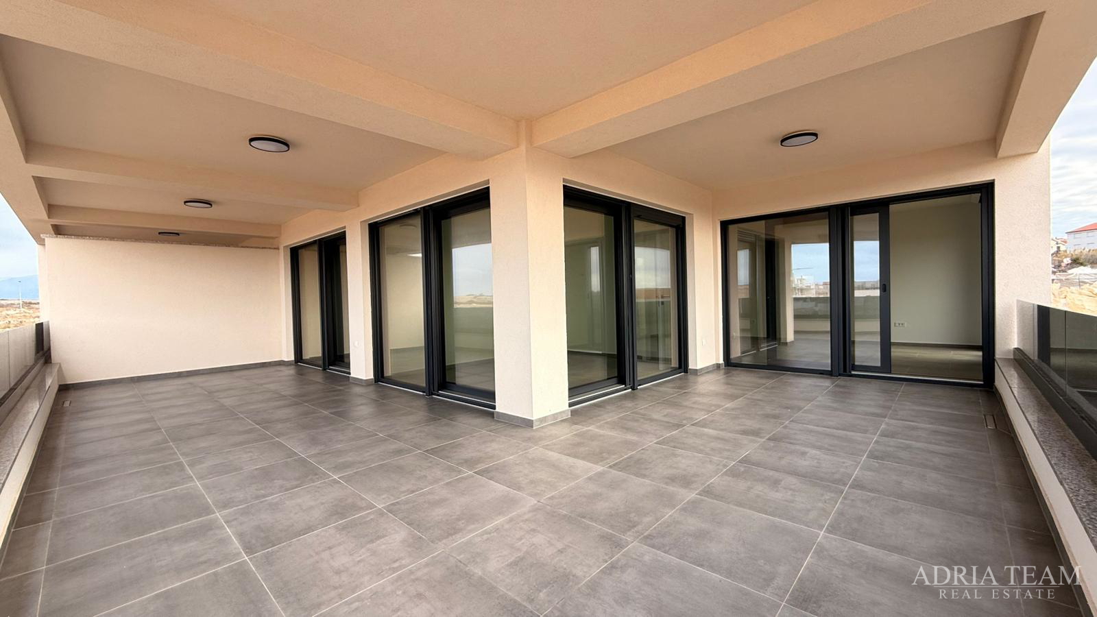 Atraktivna novogradnja – stanovi s terasama i parkiranjem - Povljana