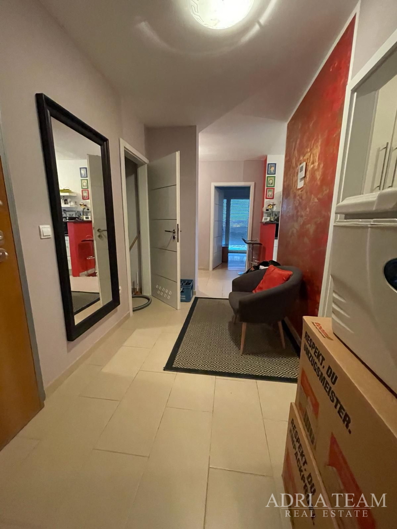 TROSOBNI STAN U BLIZINI SVIH SADRŽAJA ZA ŽIVOT - PLOVANIJA, ZADAR