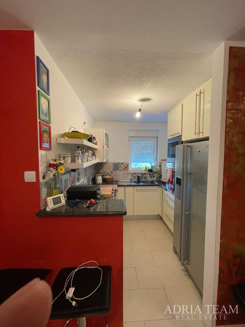 TROSOBNI STAN U BLIZINI SVIH SADRŽAJA ZA ŽIVOT - PLOVANIJA, ZADAR