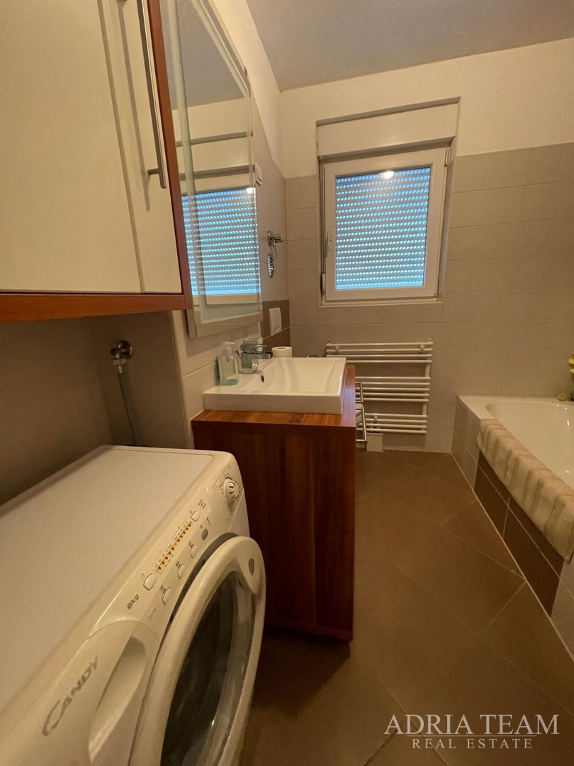 TROSOBNI STAN U BLIZINI SVIH SADRŽAJA ZA ŽIVOT - PLOVANIJA, ZADAR