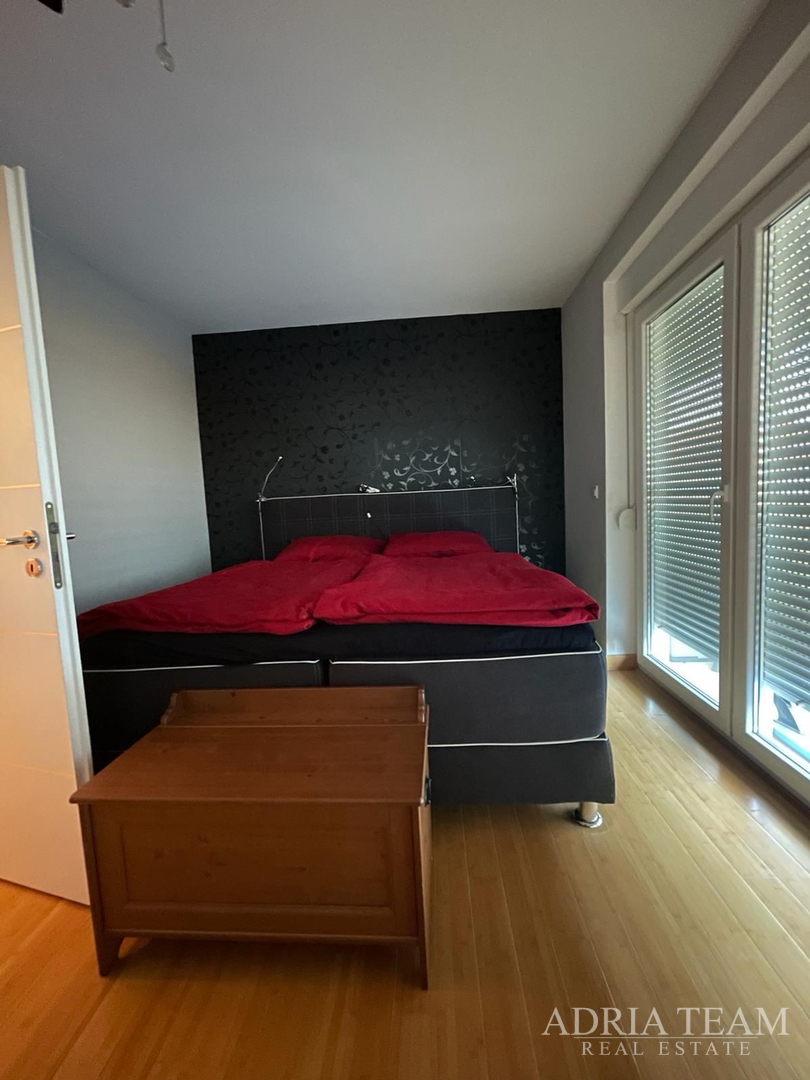 TROSOBNI STAN U BLIZINI SVIH SADRŽAJA ZA ŽIVOT - PLOVANIJA, ZADAR