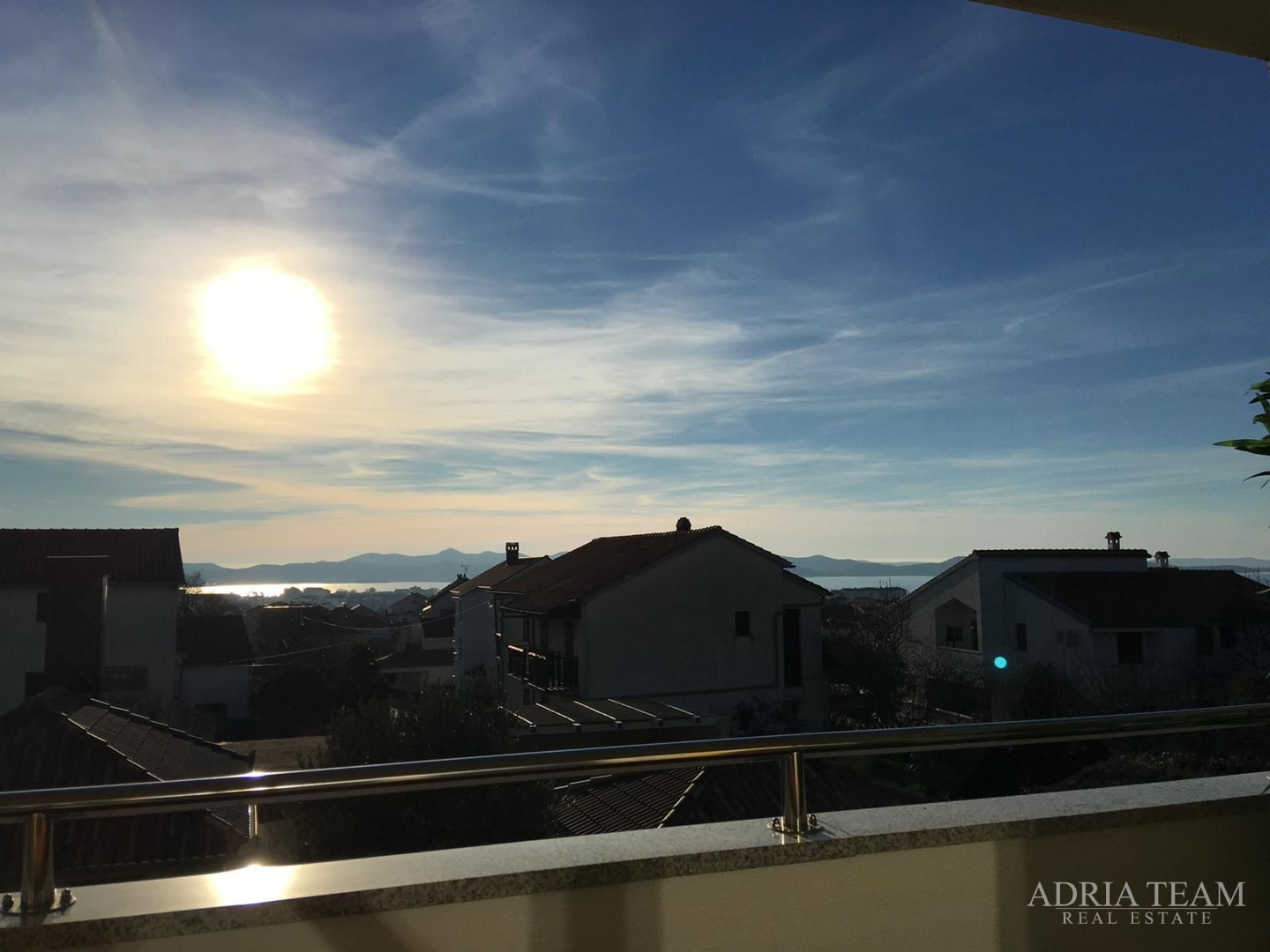 TROSOBNI STAN U BLIZINI SVIH SADRŽAJA ZA ŽIVOT - PLOVANIJA, ZADAR