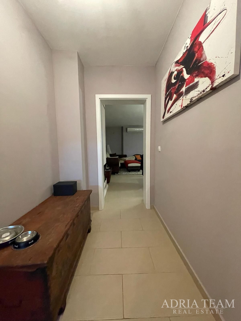 TROSOBNI STAN U BLIZINI SVIH SADRŽAJA ZA ŽIVOT - PLOVANIJA, ZADAR