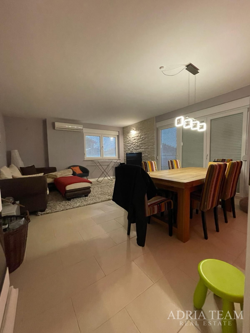 TROSOBNI STAN U BLIZINI SVIH SADRŽAJA ZA ŽIVOT - PLOVANIJA, ZADAR