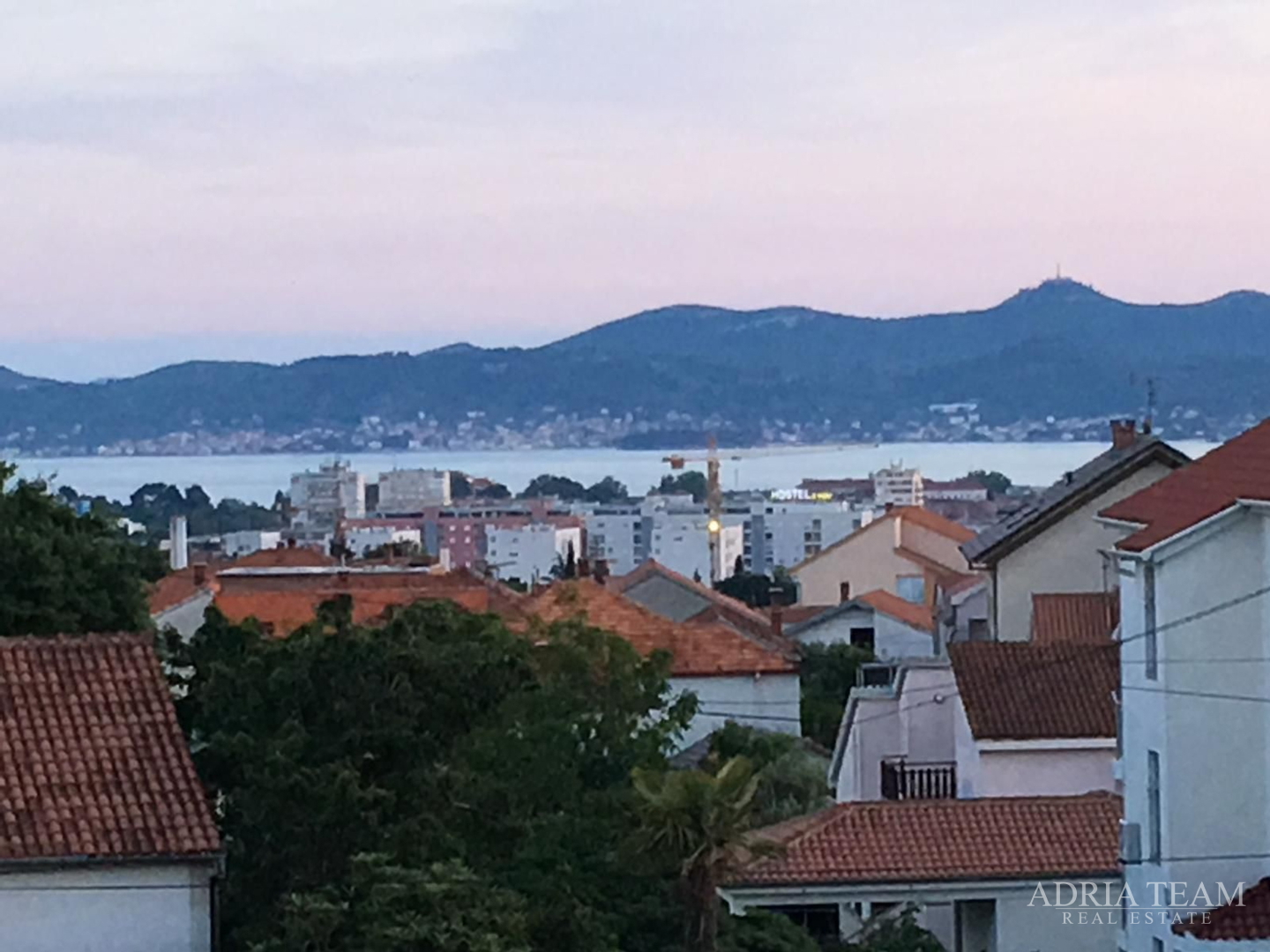 TROSOBNI STAN U BLIZINI SVIH SADRŽAJA ZA ŽIVOT - PLOVANIJA, ZADAR