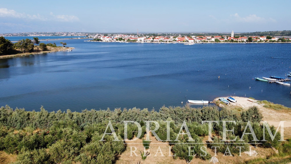 STAVEBNÍ POZEMEK PRVNÍ ŘADA K MOŘI S PROJEKTEM NA VILU, TOP POZICE!! - NIN-ZATON