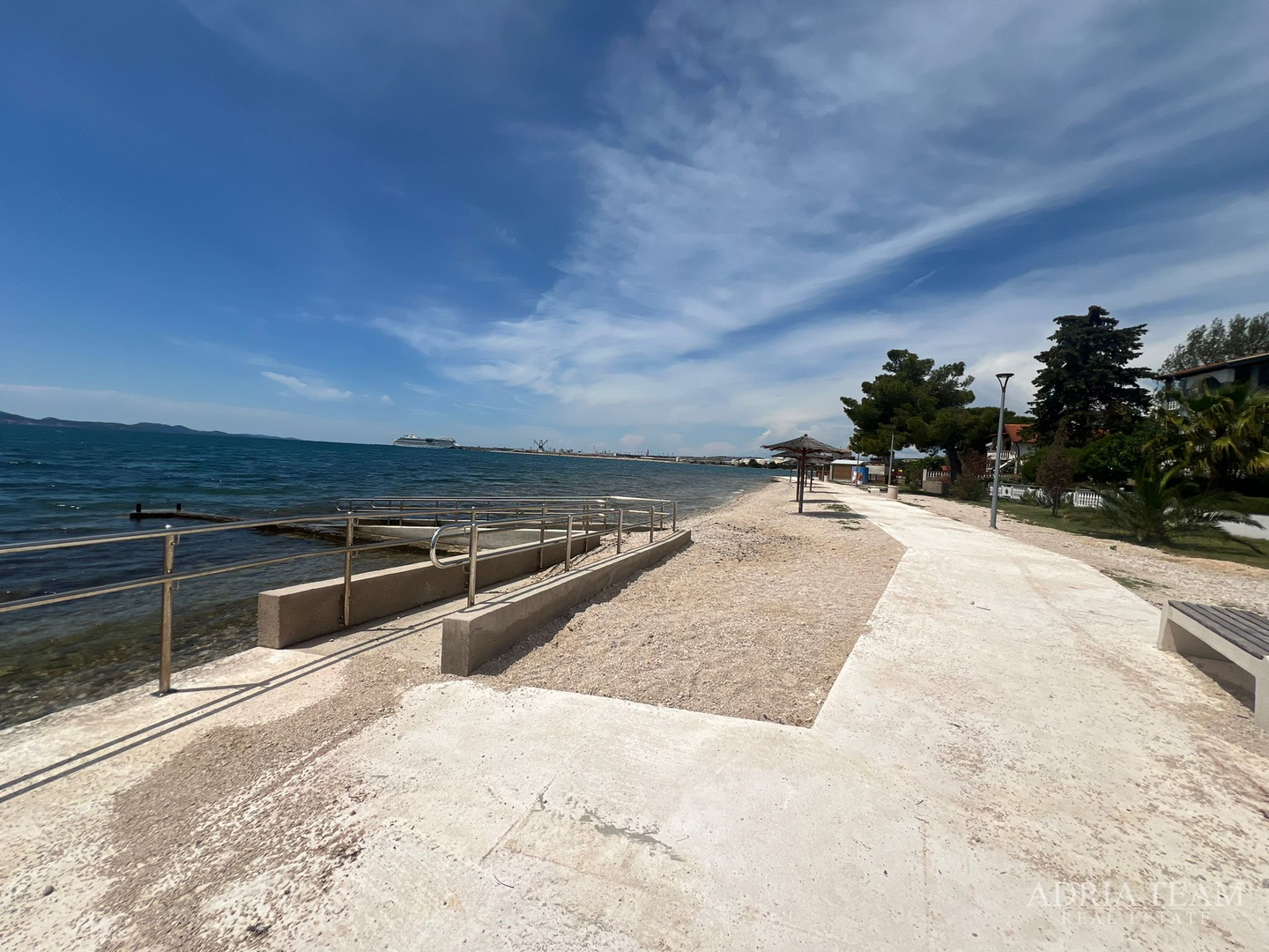 WOHNUNGEN IN ERSTER REIHE ZUM MEER, MODERN EINGERICHTET, WENIG GENUTZT, BIBINJE