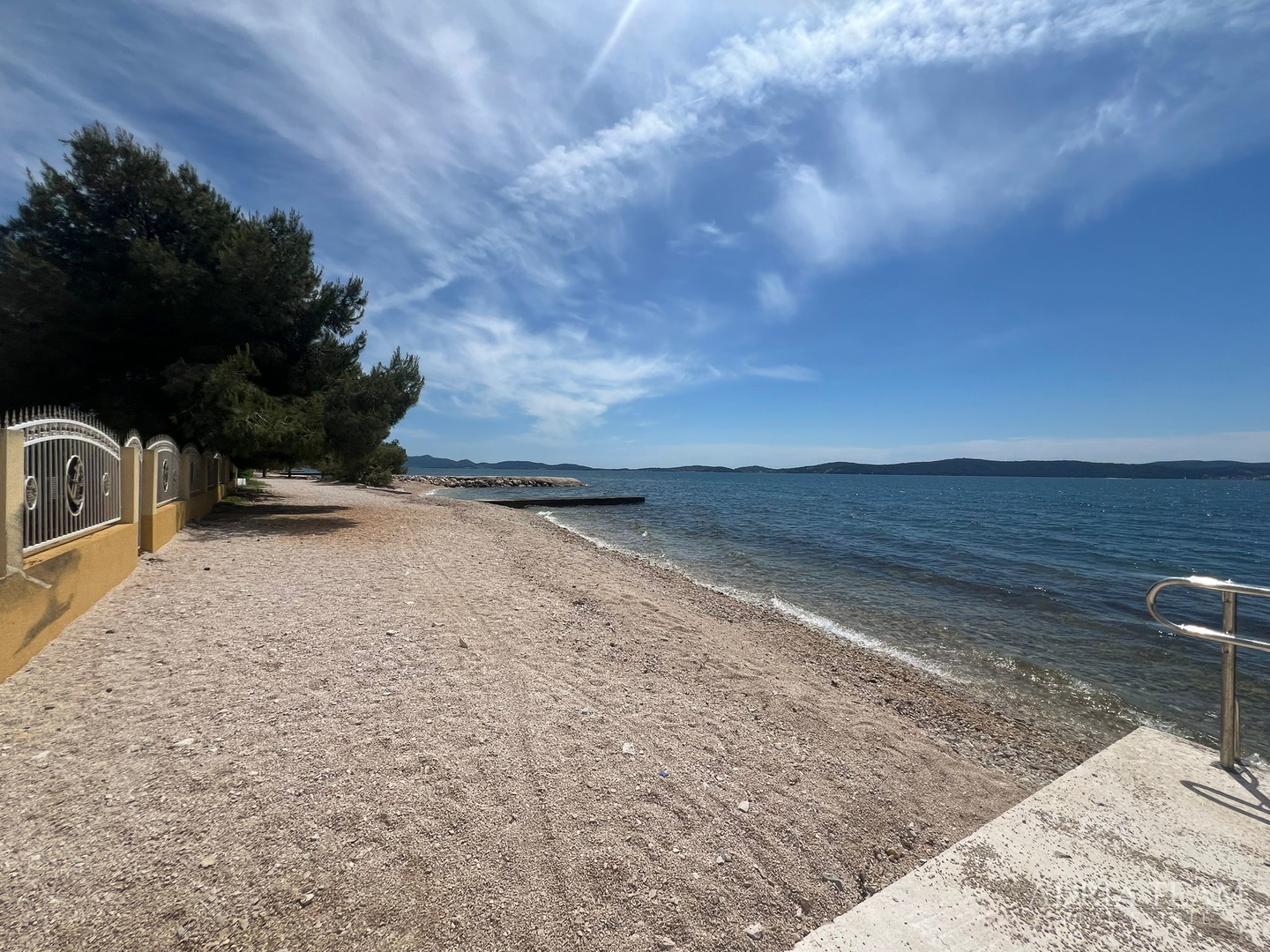 WOHNUNGEN IN ERSTER REIHE ZUM MEER, MODERN EINGERICHTET, WENIG GENUTZT, BIBINJE