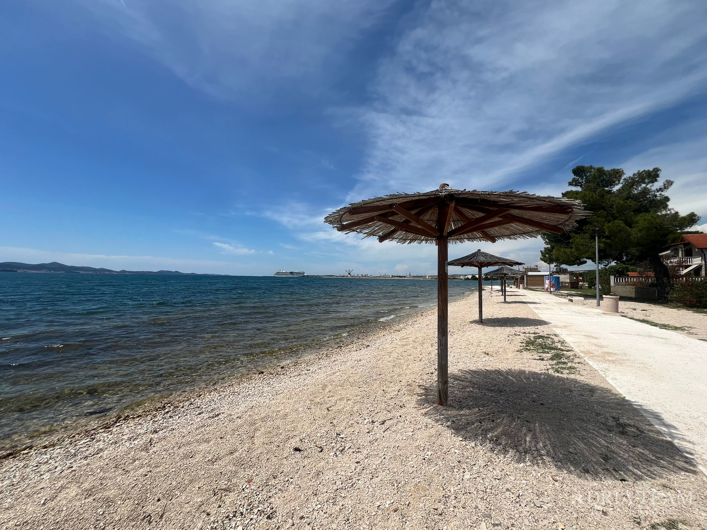 WOHNUNGEN IN ERSTER REIHE ZUM MEER, MODERN EINGERICHTET, WENIG GENUTZT, BIBINJE