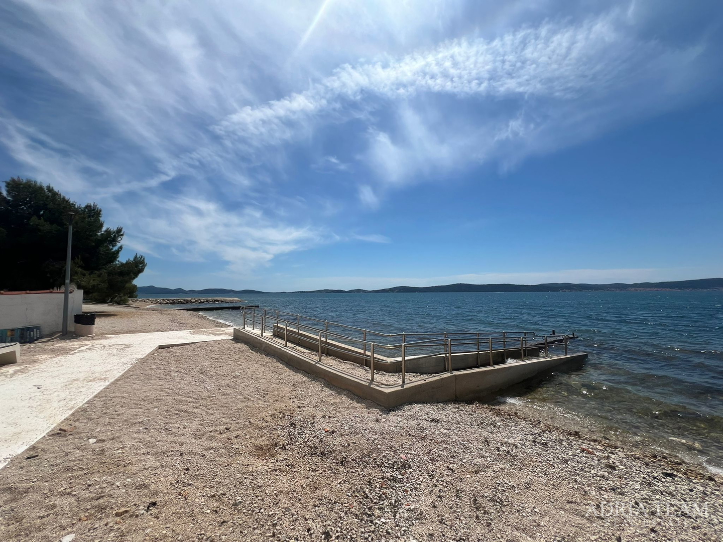 WOHNUNGEN IN ERSTER REIHE ZUM MEER, MODERN EINGERICHTET, WENIG GENUTZT, BIBINJE