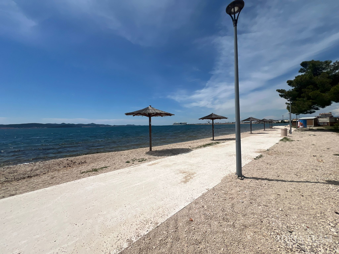 WOHNUNGEN IN ERSTER REIHE ZUM MEER, MODERN EINGERICHTET, WENIG GENUTZT, BIBINJE