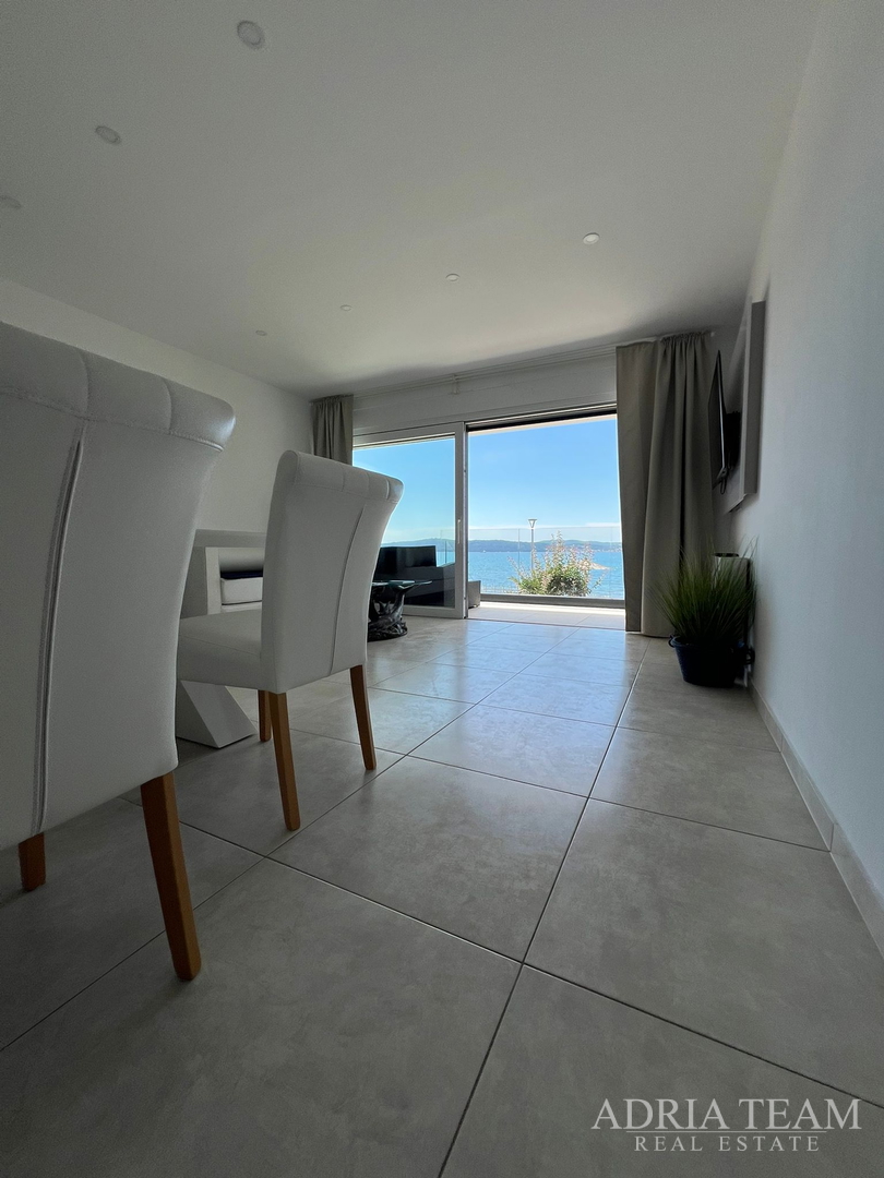 WOHNUNGEN IN ERSTER REIHE ZUM MEER, MODERN EINGERICHTET, WENIG GENUTZT, BIBINJE