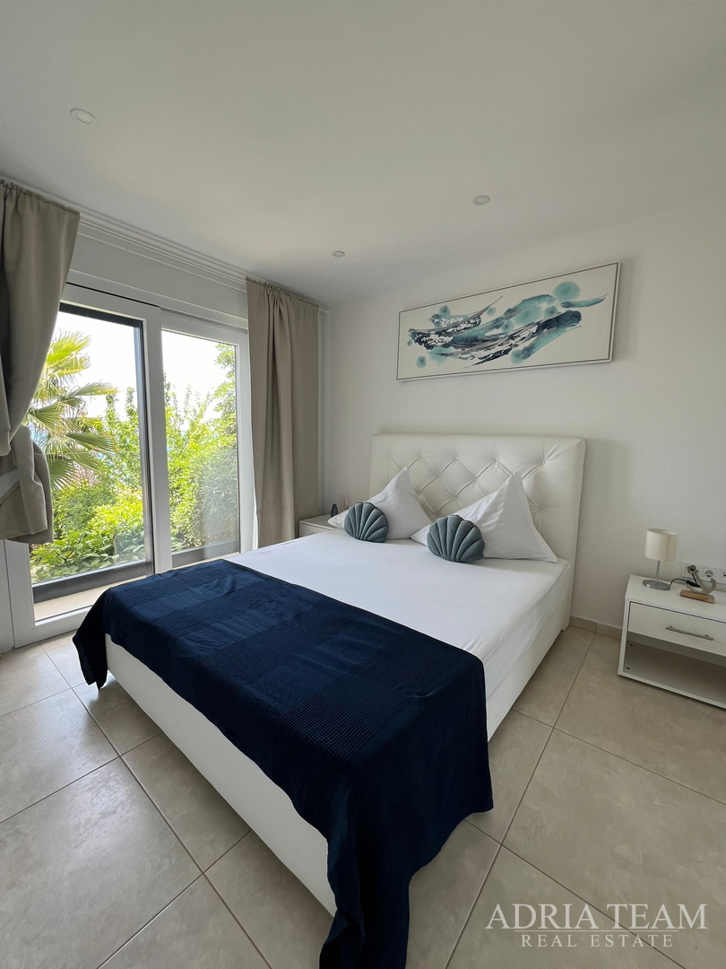 WOHNUNGEN IN ERSTER REIHE ZUM MEER, MODERN EINGERICHTET, WENIG GENUTZT, BIBINJE