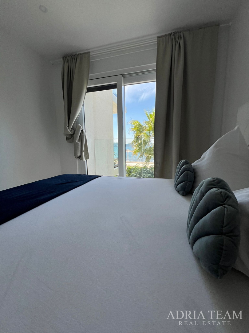 WOHNUNGEN IN ERSTER REIHE ZUM MEER, MODERN EINGERICHTET, WENIG GENUTZT, BIBINJE