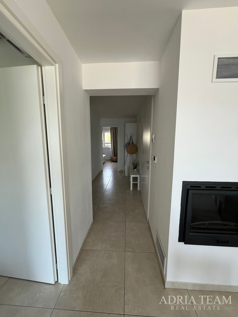 WOHNUNGEN IN ERSTER REIHE ZUM MEER, MODERN EINGERICHTET, WENIG GENUTZT, BIBINJE