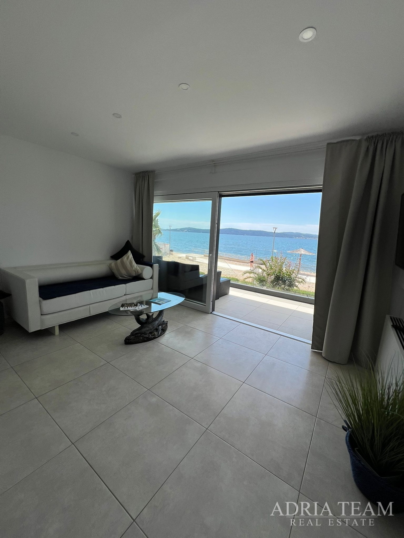 WOHNUNGEN IN ERSTER REIHE ZUM MEER, MODERN EINGERICHTET, WENIG GENUTZT, BIBINJE