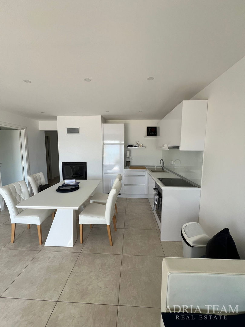 WOHNUNGEN IN ERSTER REIHE ZUM MEER, MODERN EINGERICHTET, WENIG GENUTZT, BIBINJE