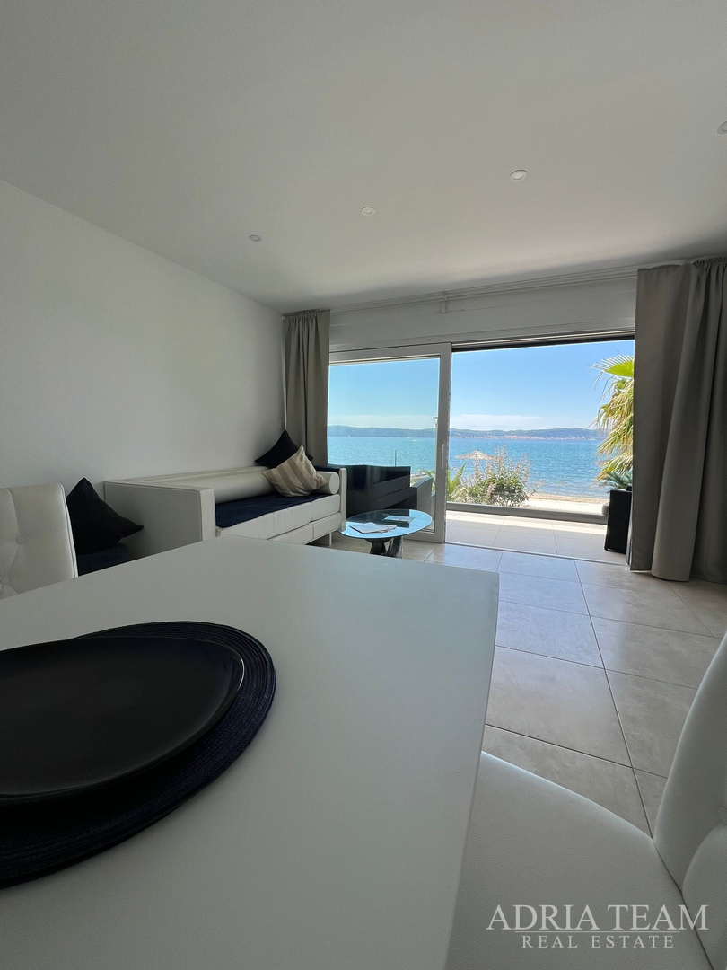 WOHNUNGEN IN ERSTER REIHE ZUM MEER, MODERN EINGERICHTET, WENIG GENUTZT, BIBINJE